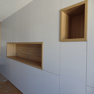 Comment intégrer des éléments de rangement discrets dans une pièce ?