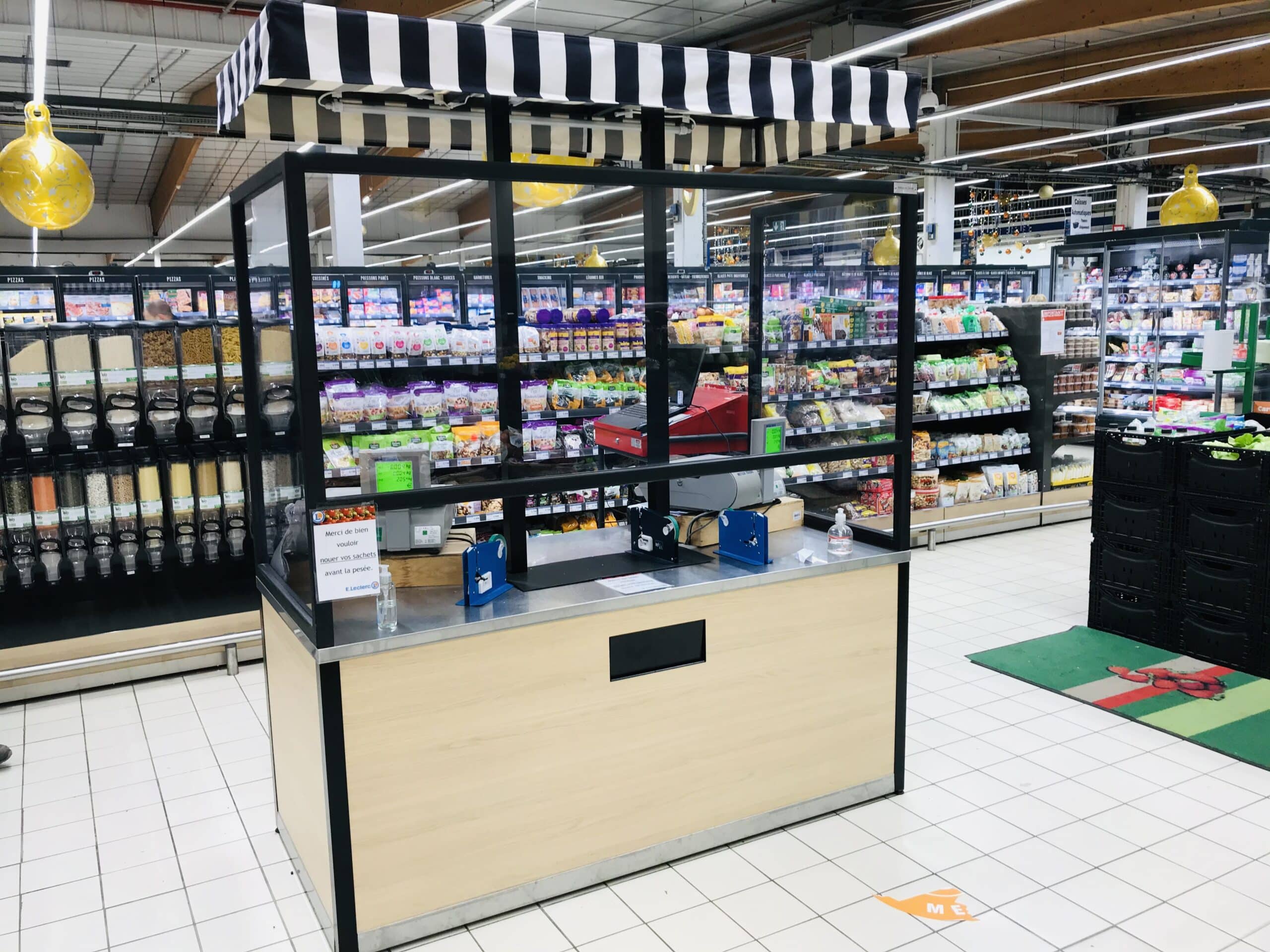 Agencement en mélaminé ou bois massif à La Baule : comment choisir pour votre commerce ?