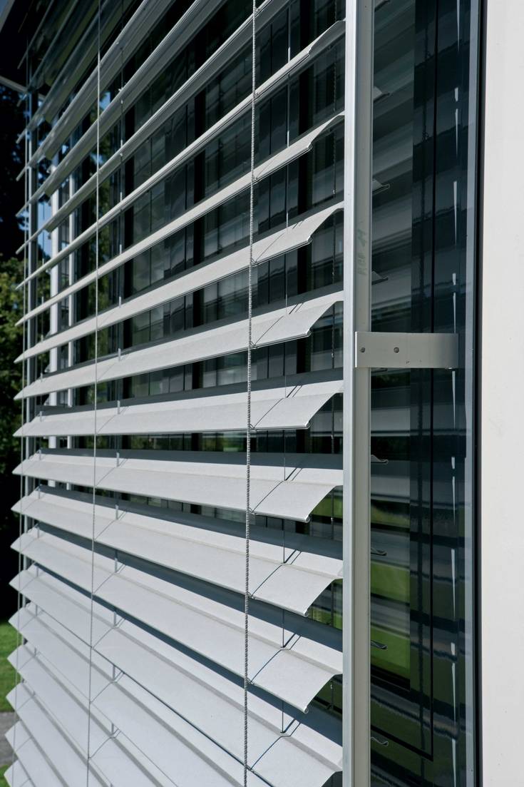 Brise-soleil orientables en Mayenne : le confort d'été des bureaux et commerces