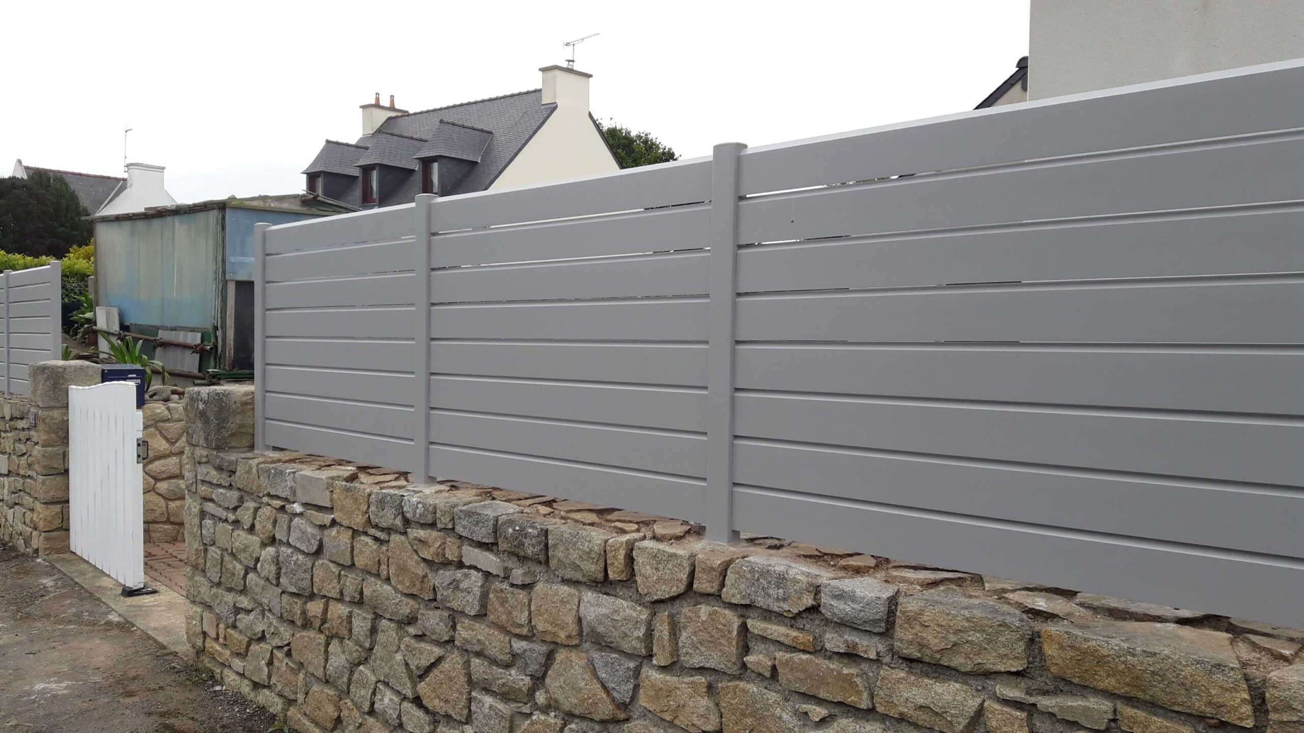 Clôture en bois, aluminium et composite : élégance, sécurité et personnalisation