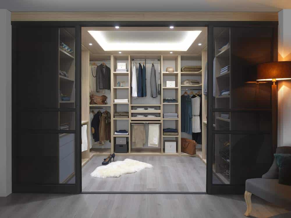 Aménagement de dressing sur mesure à Mayenne et La Baule : organiser, optimiser et valoriser votre intérieur