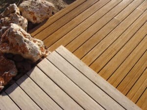 entretien-terrasse-avant-apres-huilage- Mayenne_la baule