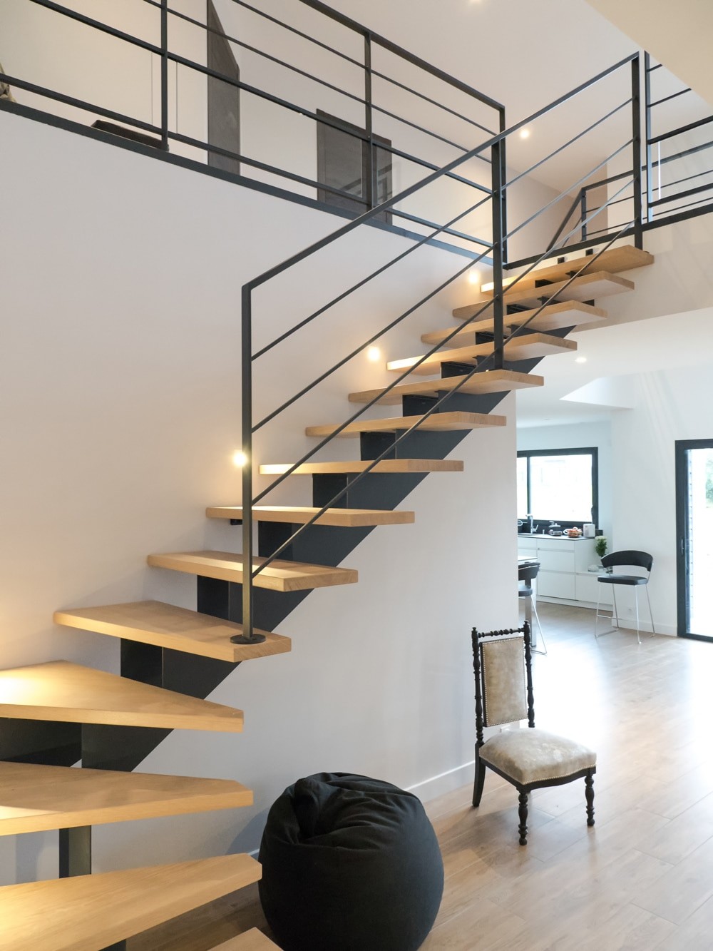 Escalier en Bois sur Mesure : Allier Esthétique, Confort et Durabilité