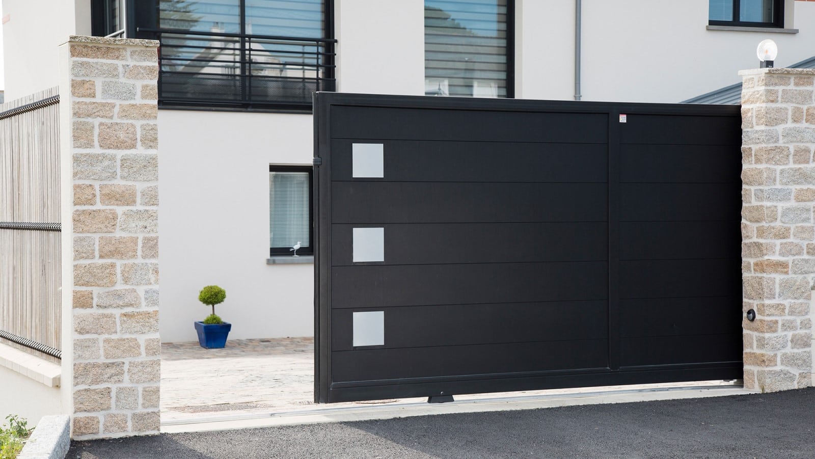 Portail en Aluminium sur Mesure : Élégance, Performance et Domotique