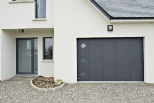 porte de garage latérale anthracite motorisée - Mayenne, la baule