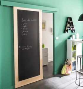 porte design intérieur avec écriture ardoise sur porte - Mayenne la baule