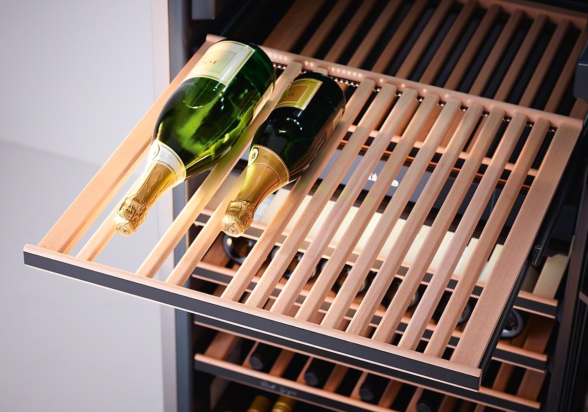 Sublimez Votre Intérieur avec une Cave à Vin sur Mesure en Bois et Verre