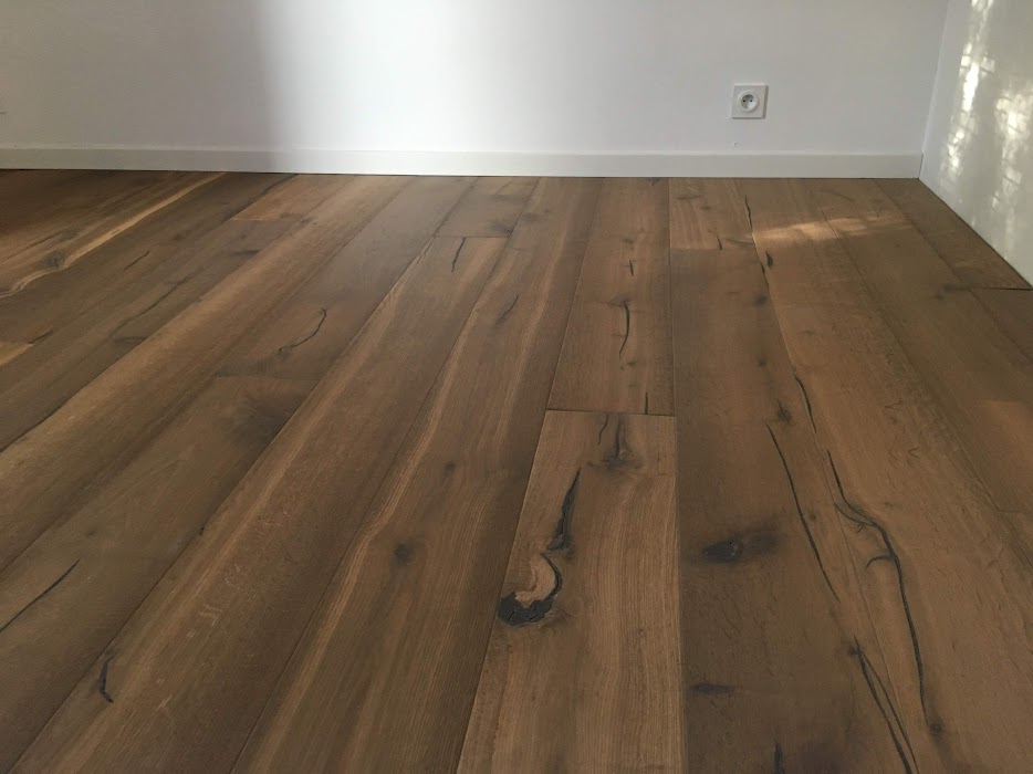 L’Élégance et la Robustesse du Parquet Massif dans l’Habitat à Mayenne, Laval et La Baule
