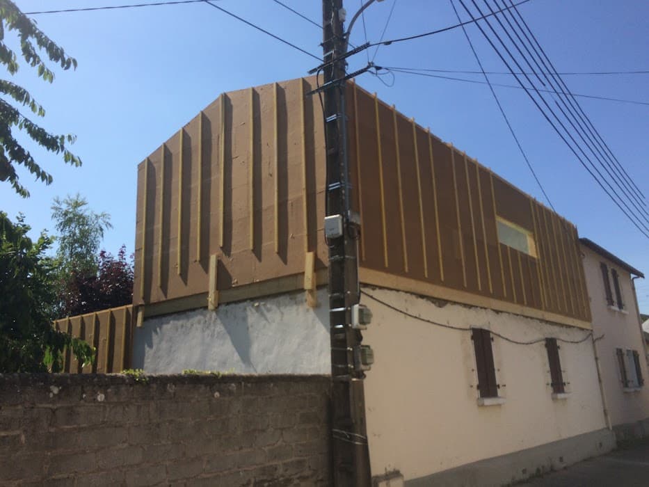 surélévation d'une maison en cours avec isolation fibre de bois-mayenne
