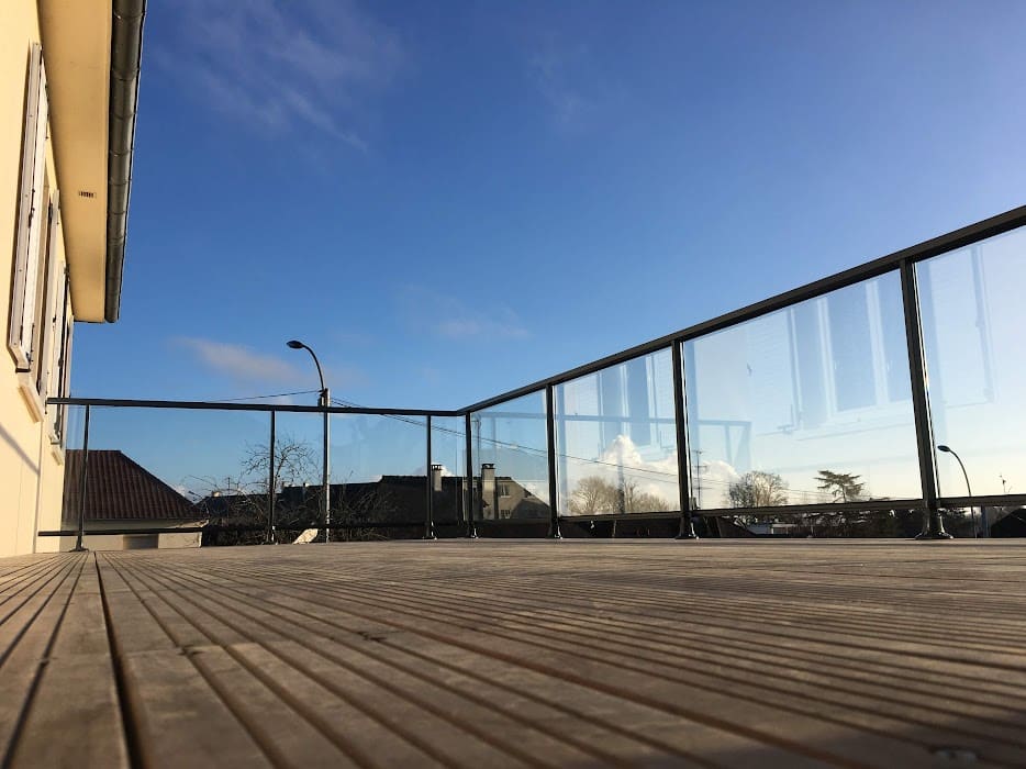 Nettoyage de terrasse composite : précautions à prendre pour éviter les erreurs courantes