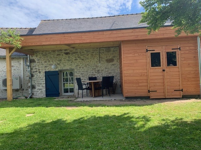 Carport avec abri de jardin intégré en Mayenne