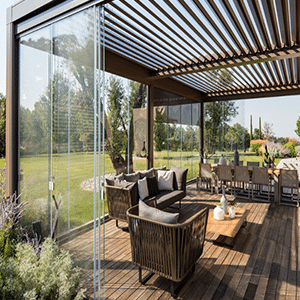 Pergola-bio-avec-lames-bois et paroi verre-Mayenne