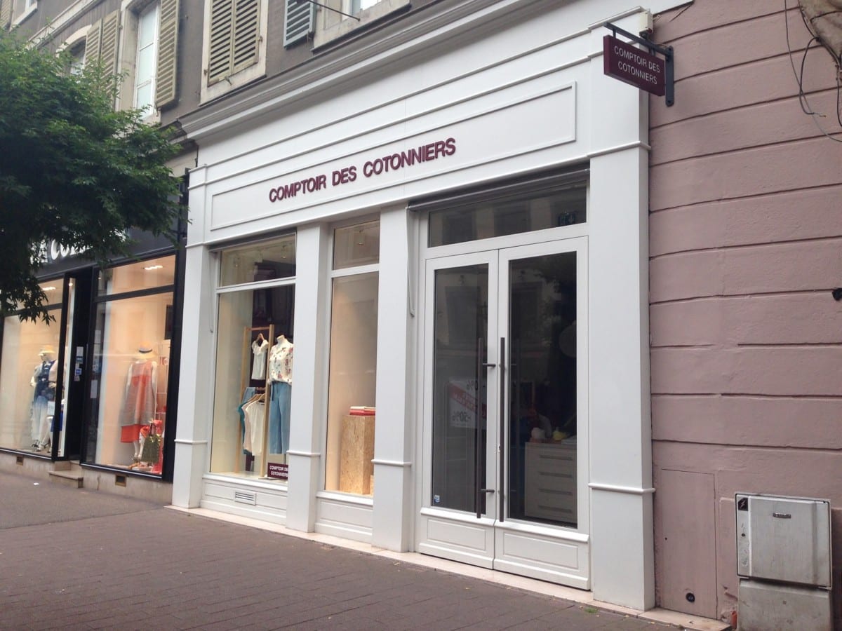 Fabrication et Pose de Vitrine de Magasin en Bois - Sur Mesure