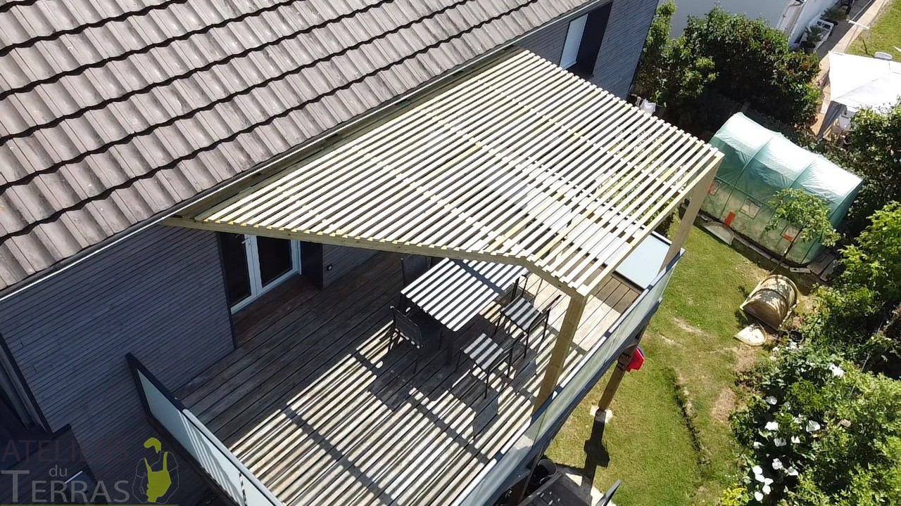 Pergola bioclimatique ou pergola traditionnelle : laquelle choisir ?