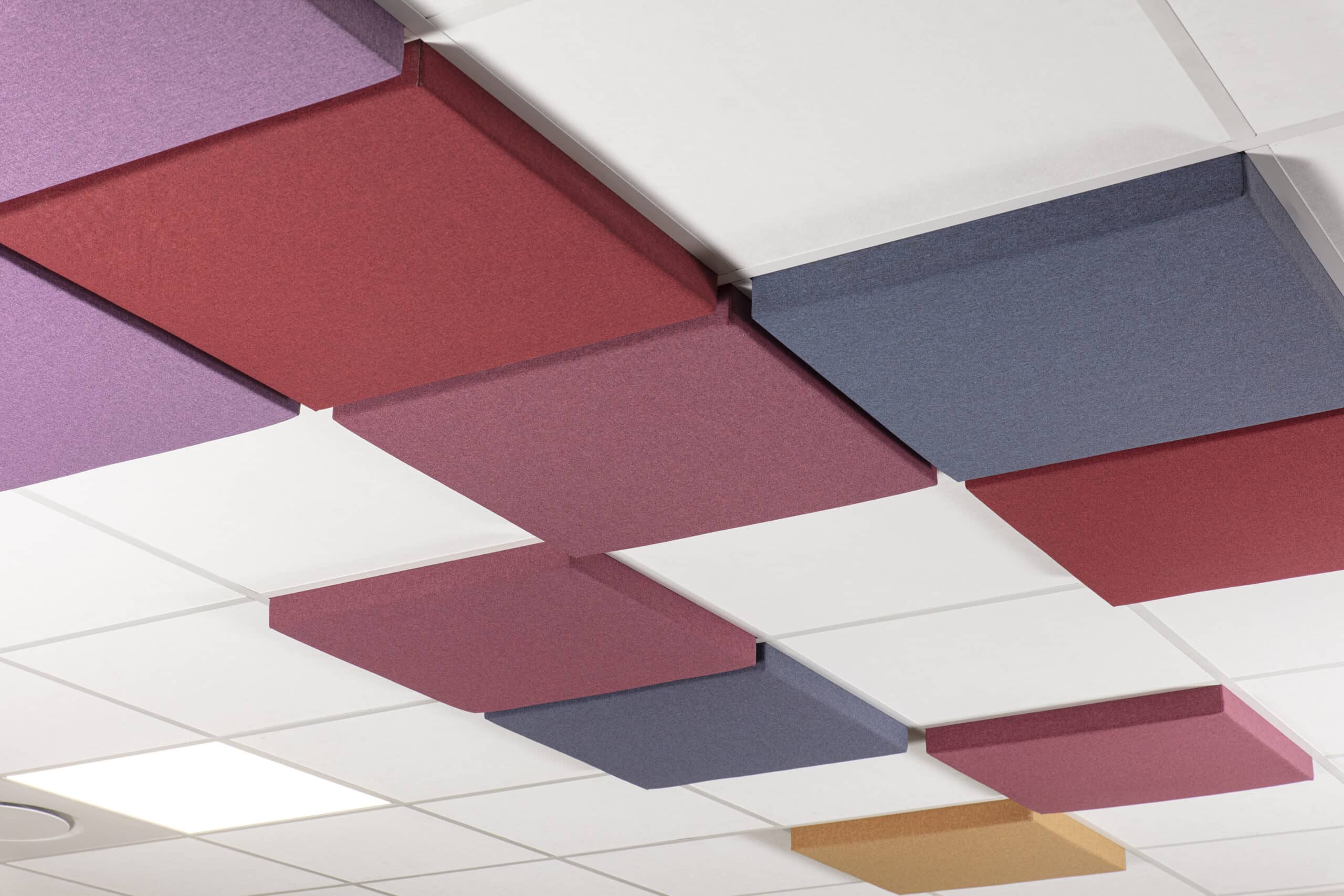 Pose de dalles de plafond pour bureaux et espaces collectifs