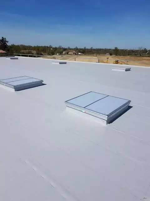 étanchéité gris clair pour toiture industrielle