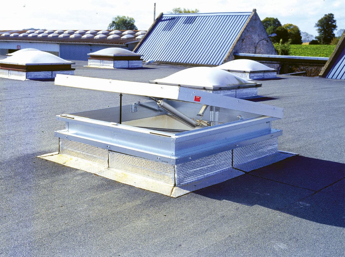 Installation et Fourniture de Skydomes et Châssis de Toit pour Bâtiments Industriels et Commerciaux
