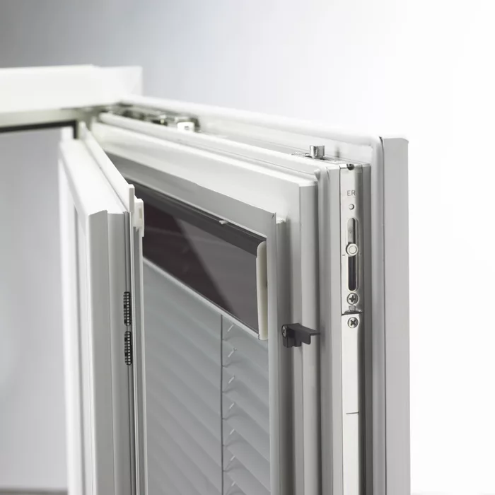 store solaire intégré sur fenêtre internorm mayenne la baule laval