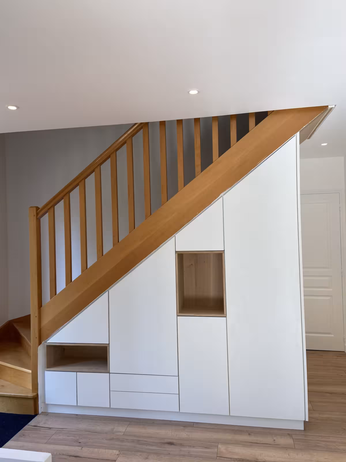 Optimisation de l’Espace : L’Art du Meuble Sous Escalier à Mayenne, Laval et La Baule