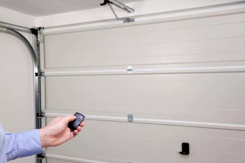 Pourquoi choisir une porte de garage motorisée ? Avantages et options de motorisation