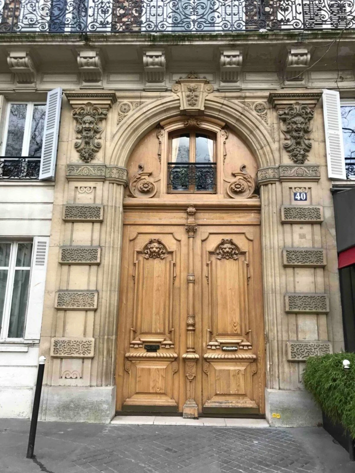 Porte d’immeuble en bois : un matériau noble pour une entrée remarquable à Mayenne et La Baule