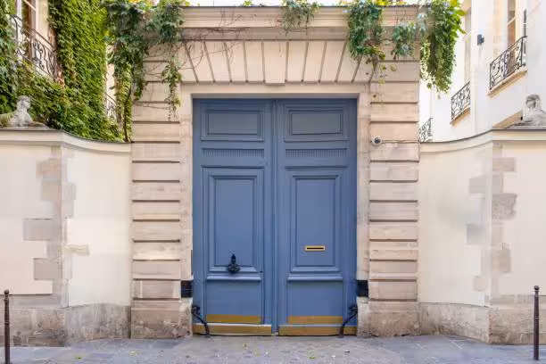 L’Art de la Porte en Bois Sur Mesure : Élégance, Authenticité et Performance