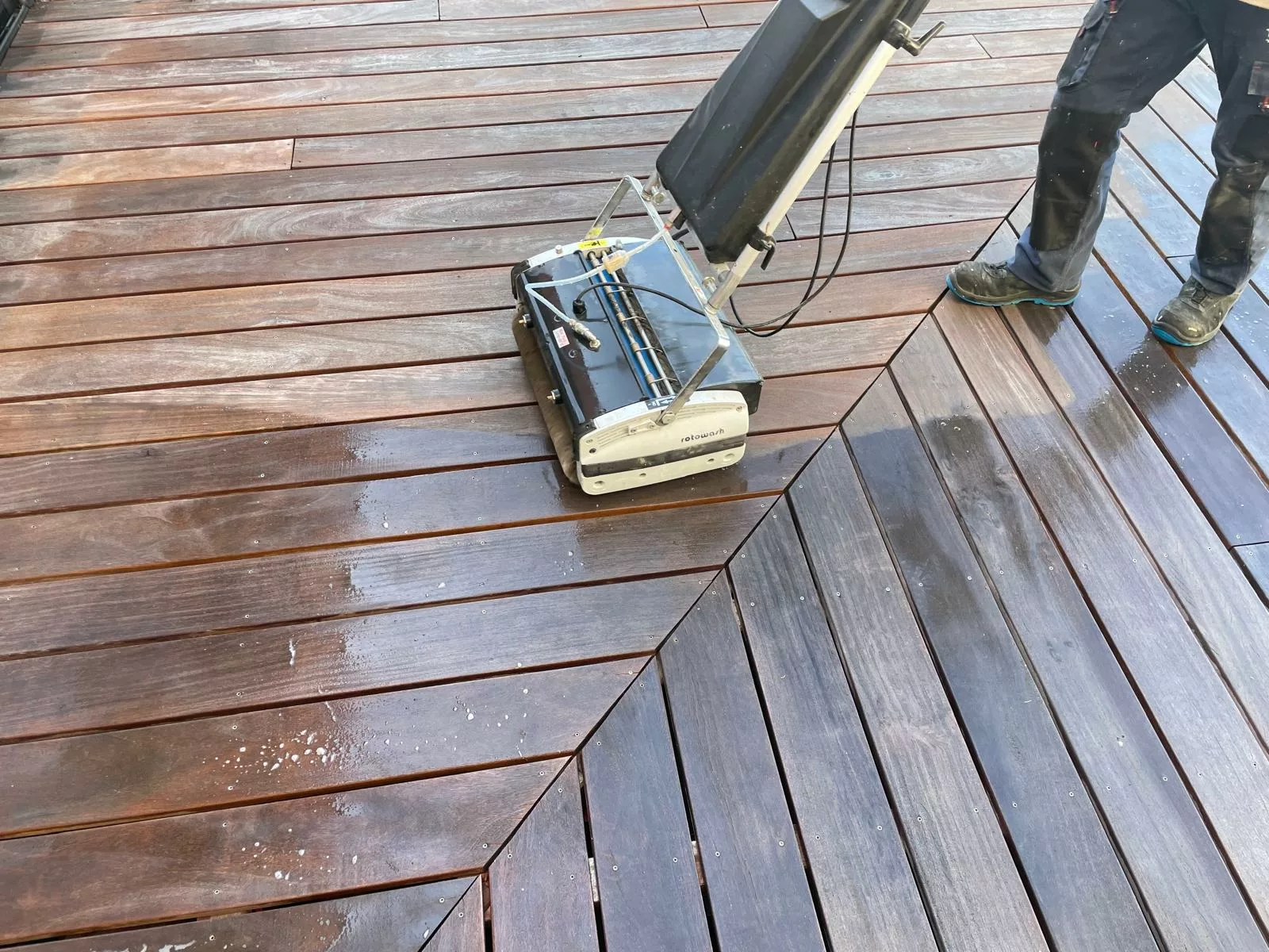 Terrasse en bois : comment l’entretenir durablement et préserver son élégance ?