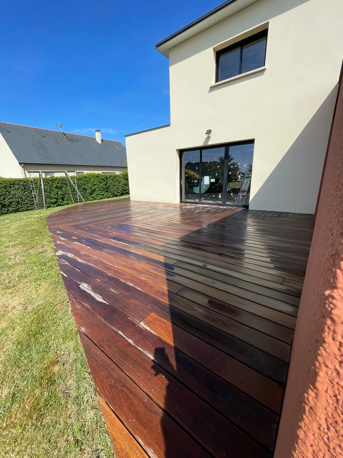 Entretien de terrasse bois à Mayenne, Laval et alentours : préserver l’esthétique et la durabilité