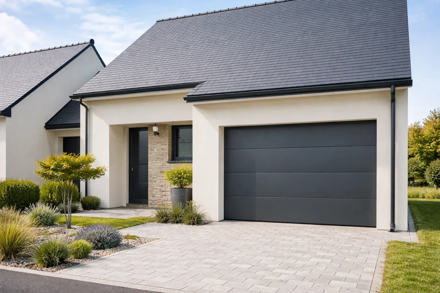 Porte de garage : un élément clé pour l’esthétique et la performance de votre maison à Mayenne et La Baule