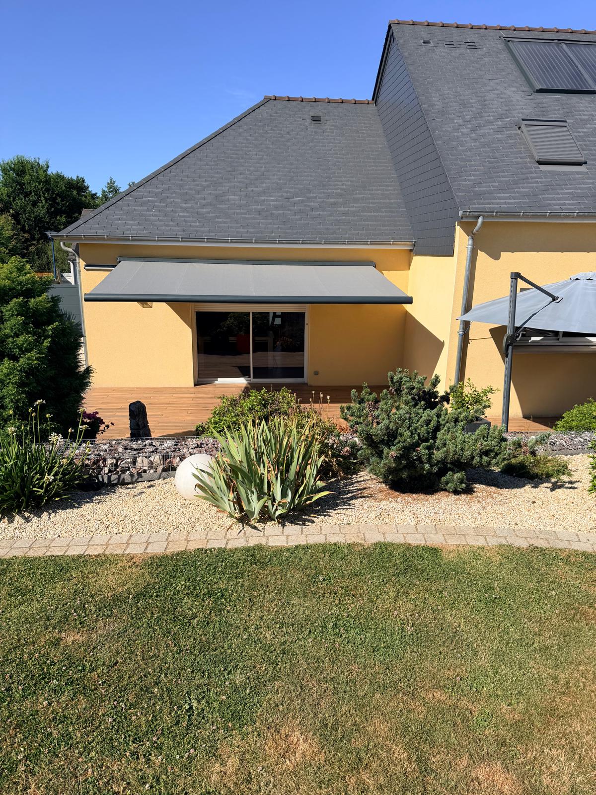 Store banne Mayenne : l'ombre sur mesure qui sauve les terrasses d'été